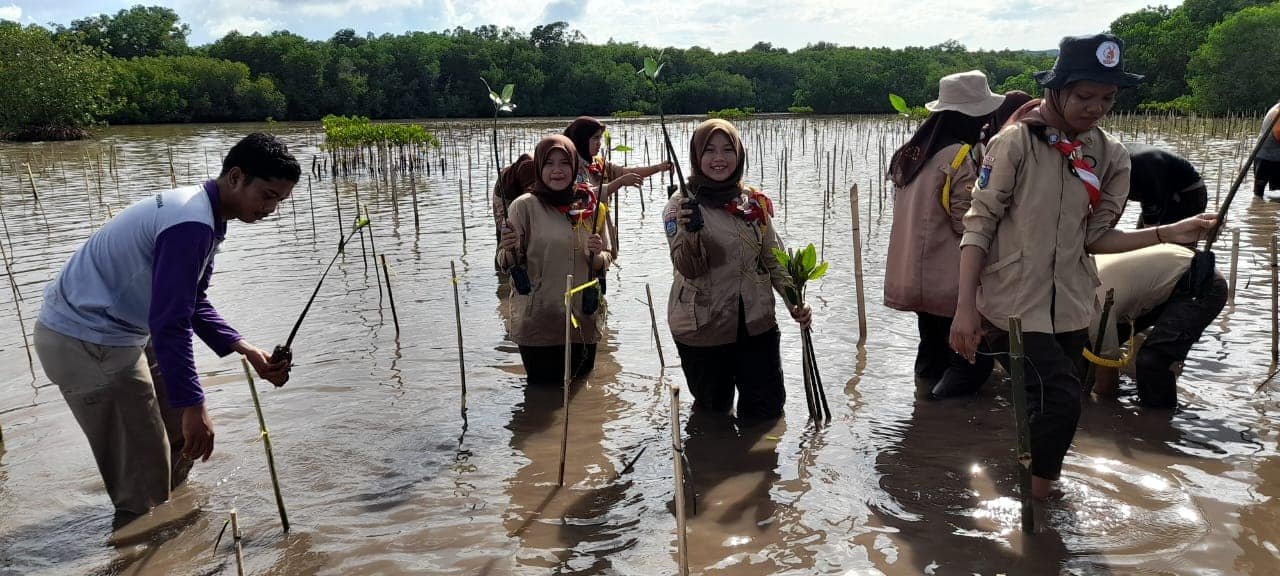 Penanaman 4000 Mangrove di Pesisir Utan-Buer